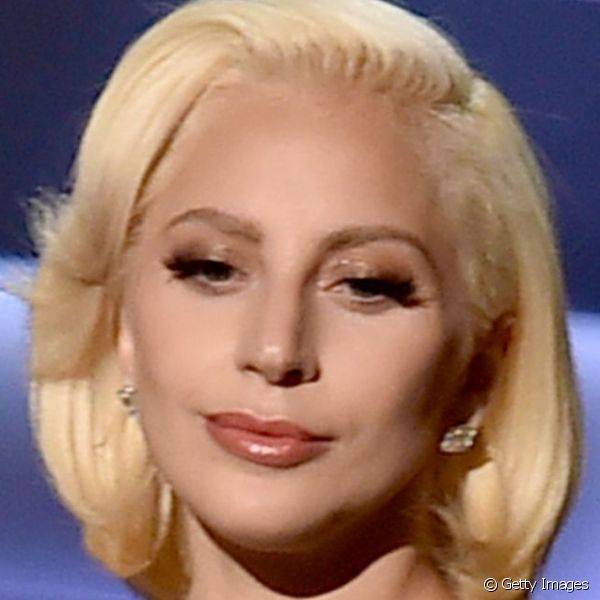 No Emmy, Lady Gaga usou sombra bronze e lábios neutros, com pele ultra luminosa